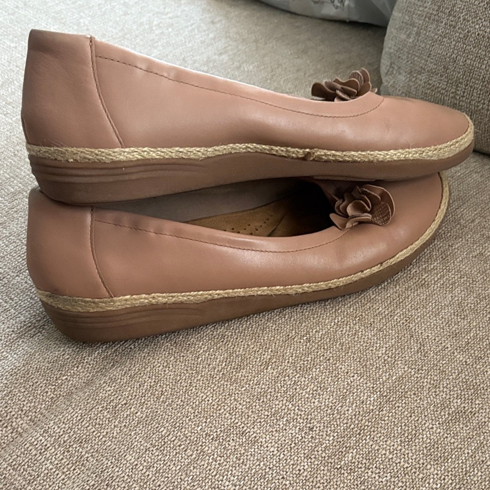 Clarks Women’s Elaina Jade Tan Leather Flat w/Cushion Insole US Women’s Size 12W - Picture 5 of 8